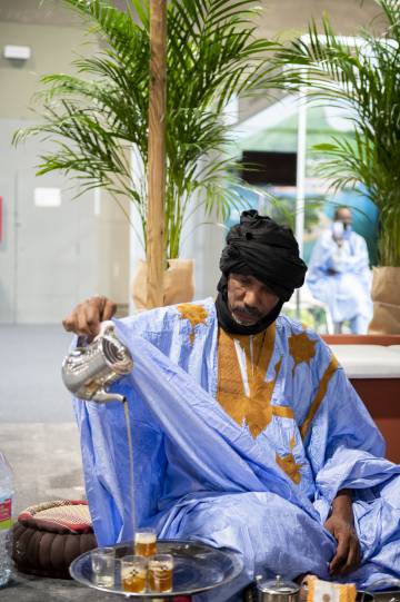 Ceremonia del té en el estand de Mauritania, en fitur 2021.