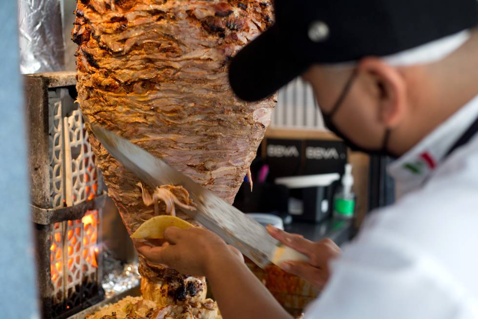 Preparación de los tacos al pastor de El Huequito.