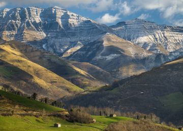 Los Valles Pasiegos, entre un verde paisaje ondulado Los Valles Pasiegos, entre un verde paisaje ondulado