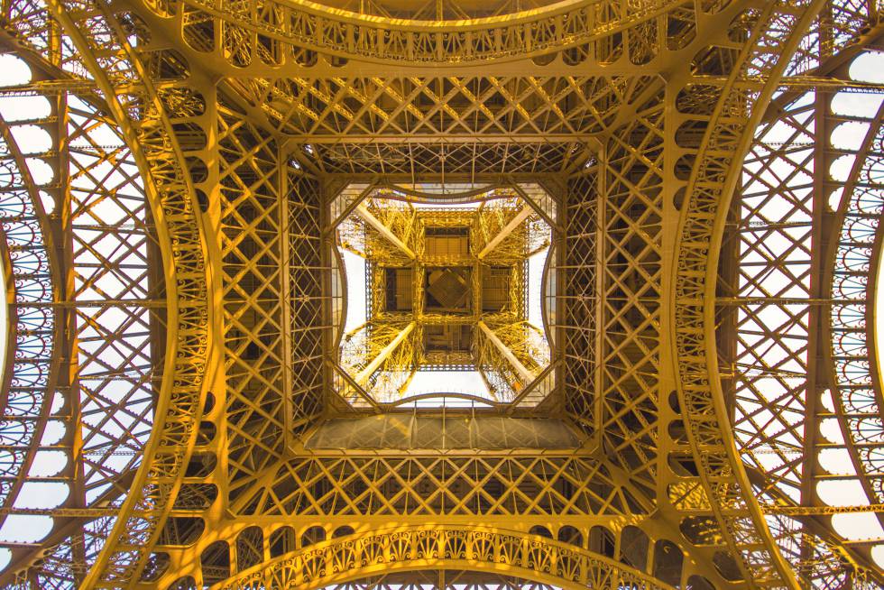 La Torre Eiffel vista desde su base.