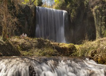 Por un camino de agua y roca Por un camino de agua y roca