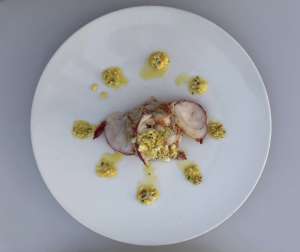 Plato de salpicón de bogavante.
