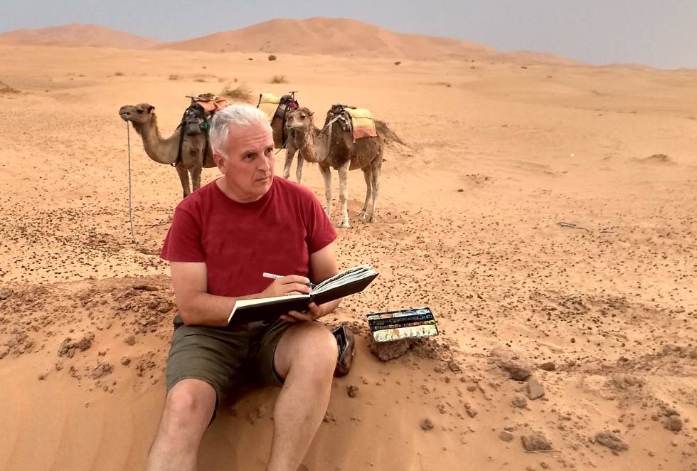 El ilustrador Joaquín González Dorao dibujando en Merzouga, en eldesierto del Sáhara.