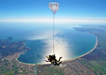 Paracaidismo, adrenalina y paisajes a vista de pájaro Paracaidismo, adrenalina y paisajes a vista de pájaro