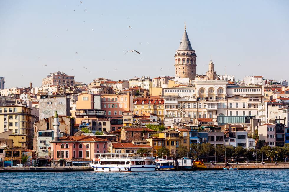 La ciudad de Estambul y la Torre de Gálata desde el Bósforo.