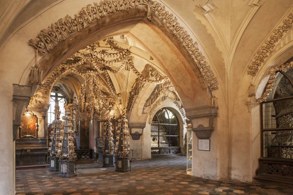 Osario de la capilla de Todos los Santos, en el cementerio de Sedlec (República Checa).