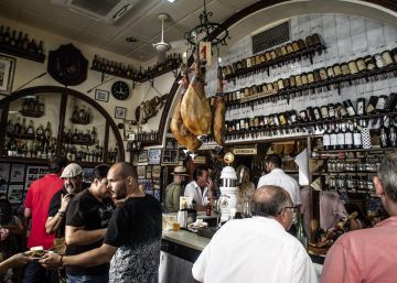 La barra del centenario bar Casa Puga, taberna fundada en 1870, la segunda más antigua de Andalucía.