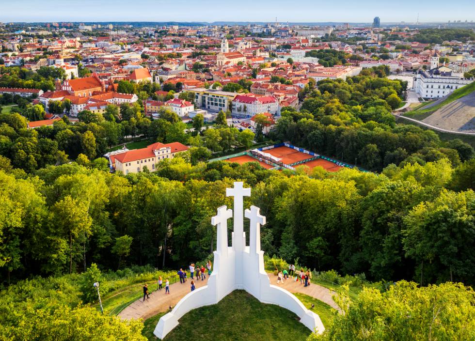 Vista del monumento las Tres Cruces y de la ciudad de Vilnius.