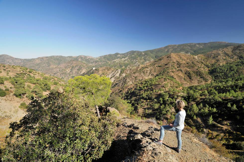 Una mujer observa la cordillera de Troödos y el monte Olimpo desde la localidad chipriota de Pedoulas.