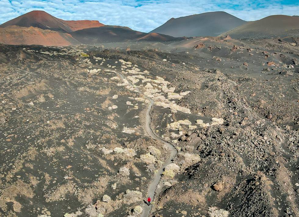 Un senderista en la ruta de los volcanes, en La Palma.