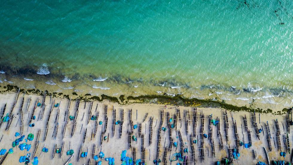 Barcas de pescadores en la orilla en una de las playas de Ifaty.
