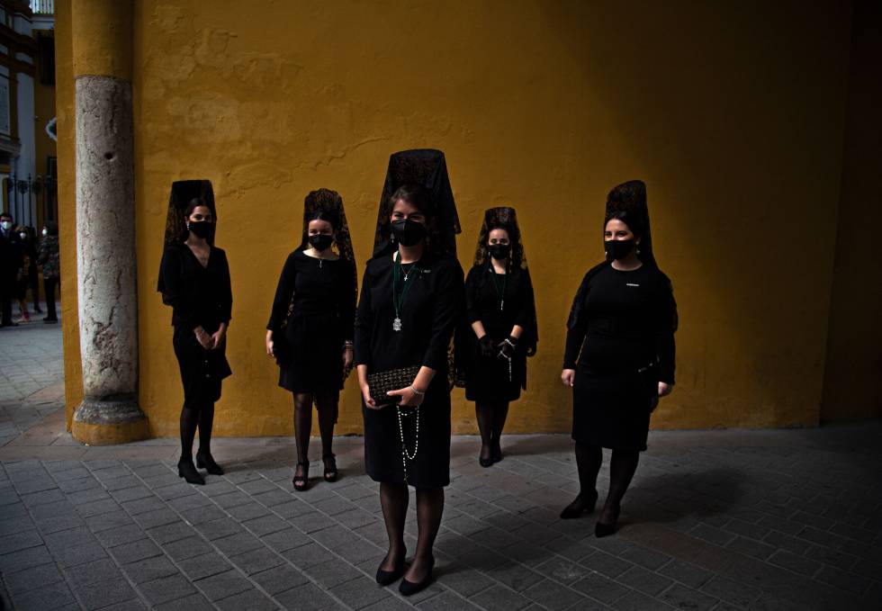 Un grupo de mujeres ataviadas con la tradicional mantilla, cerca de la basílica de La Macarena, en Sevilla, en abril de 2021.