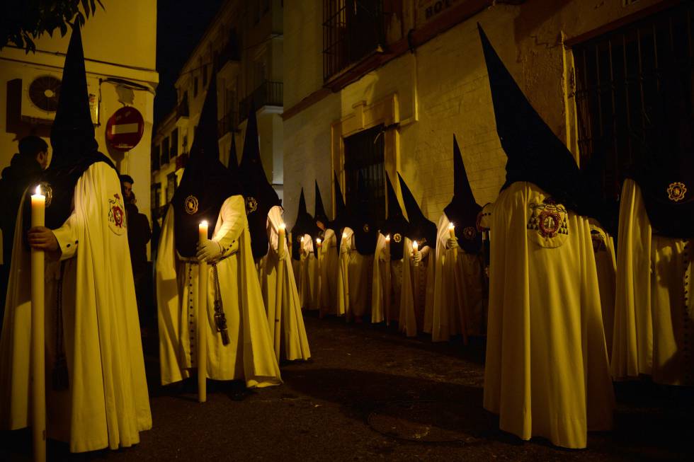 Miembros de la Hermandad de La Macarena, durante La Madrugá de 2019.