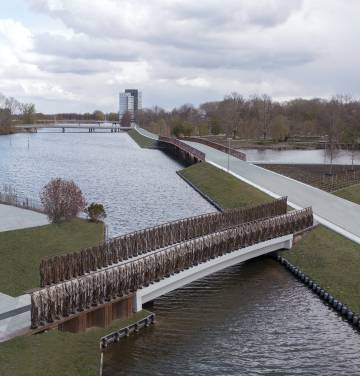 Uno de los puentes que actúan como reservorios de agua de lluvia construido para la feria Floriade 2022.