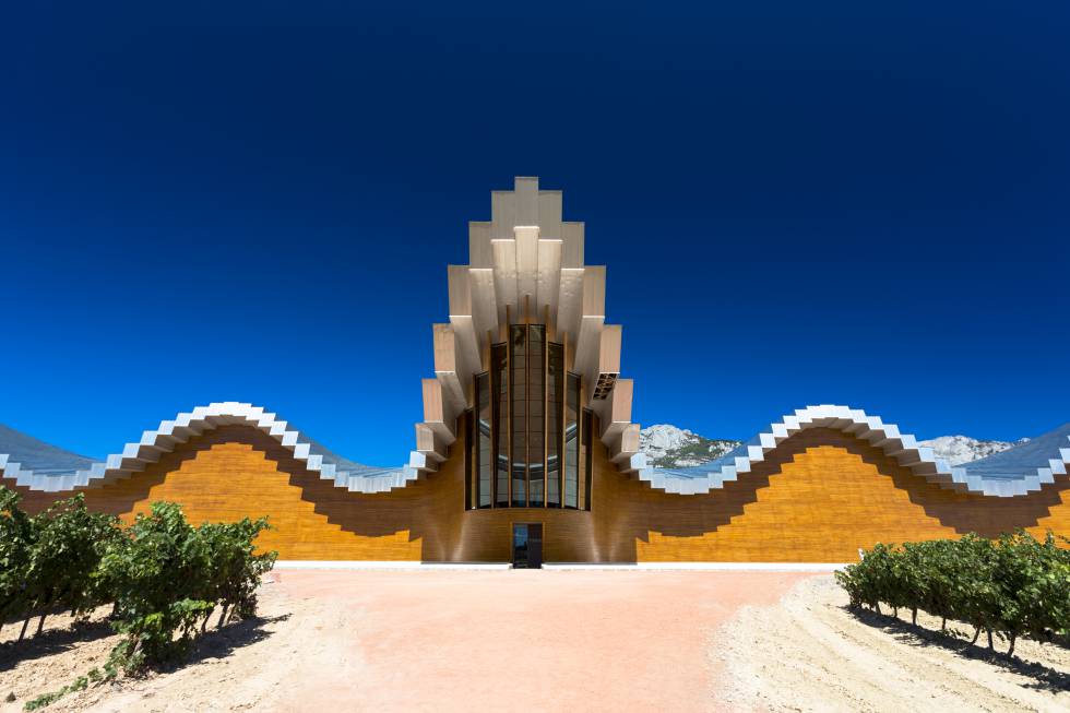 Exterior de la bodega Ysios, en la localidad de Laguardia (Rioja Alavesa).