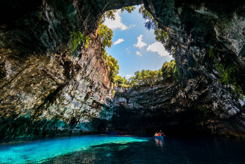 La cueva de Melissani, en la isla de Cefalonia, hoy enclavada en el nuevo geoparque mundial Cefalonia-Ítaca (Grecia).