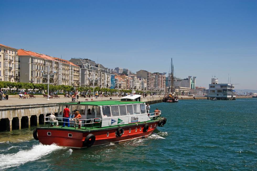 El barco turístico 'Regina' zarpando del muelle Calderón, junto al paseo Pereda.