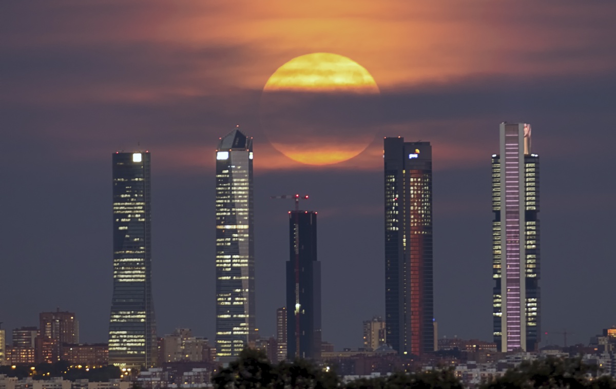 Una década fotografiando las cinco torres de Madrid, en imágenes