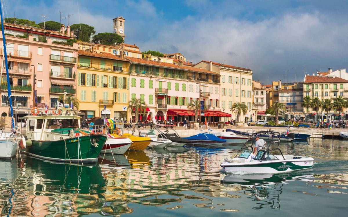 Puerto de La Suquet en Cannes, en la Costa Azul francesa.