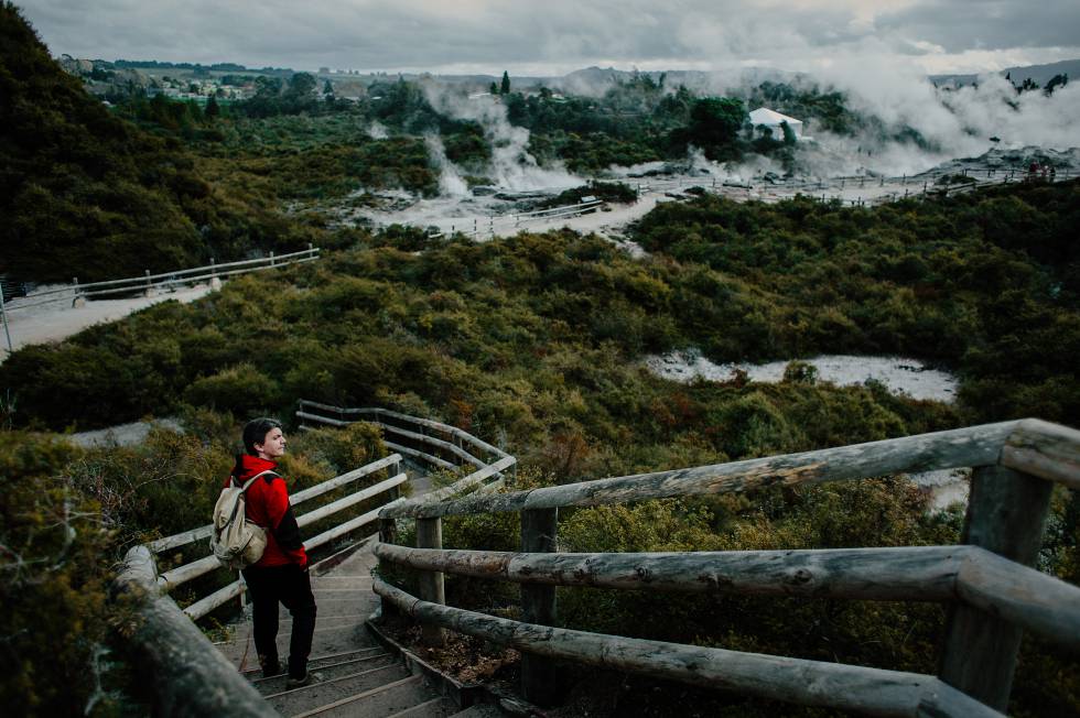Un senderista en los campos geotérmicos de Rotorua, en la Isla Norte de Nueva Zelanda.