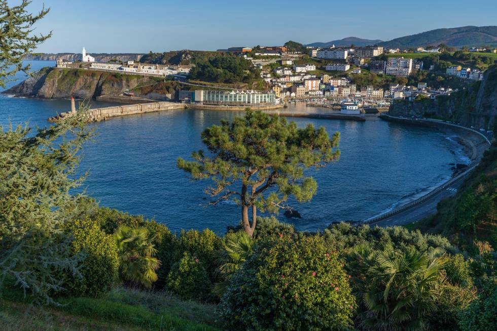 Espectacular vista de Luarca desde el mirador situado cerca de las columnas romanas, en el Bosque-Jardín de la Fonte Baxa (Asturias).