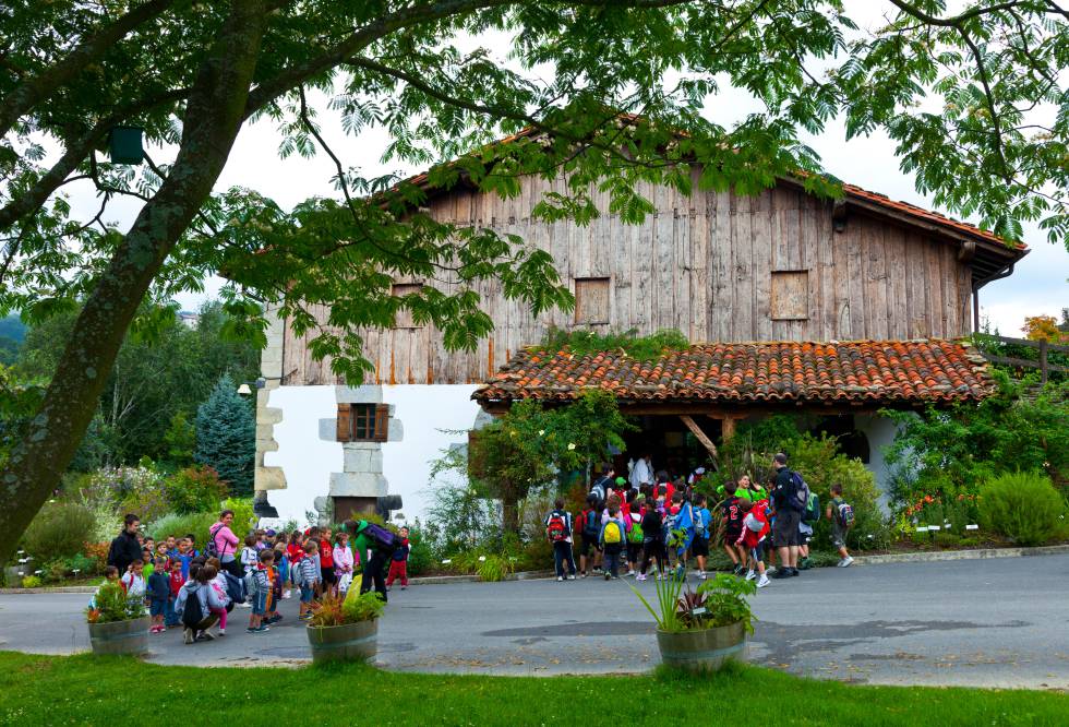 En medio del Jardín Botánico de Iturraran se alza el caserío que alberga el centro de interpretación del parque natural de Pagoeta (Gipuzkoa).