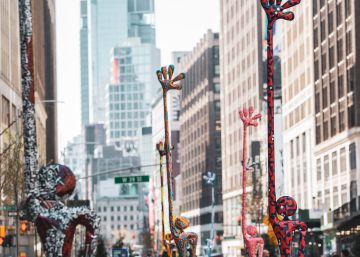 Los humanos gigantes del artista albaceteño Santi Flores se adueñan del corazón de Manhattan Los humanos gigantes del artista albaceteño Santi Flores se adueñan del corazón de Manhattan