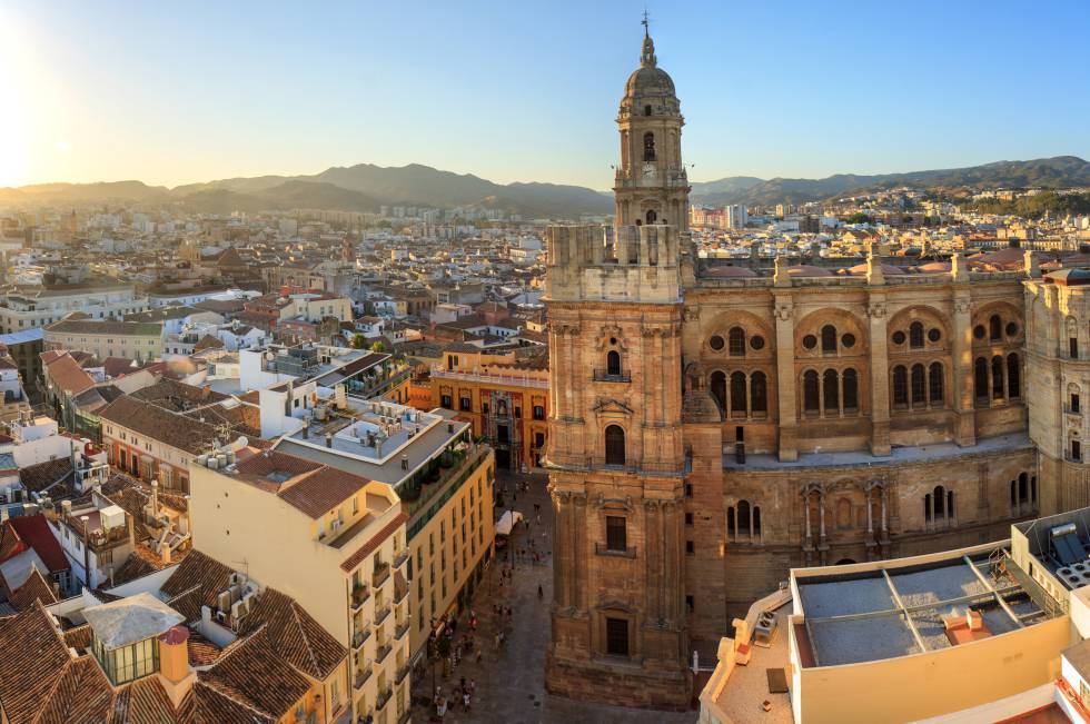 Vista de la catedral de Málaga junto al palacio episcopal y la plaza del Obispo.
