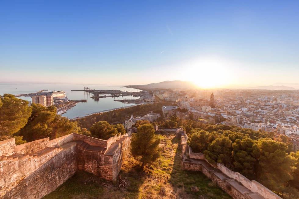 Panorámica de la ciudad de Málaga y su puerto desde lo alto de la alcazaba.