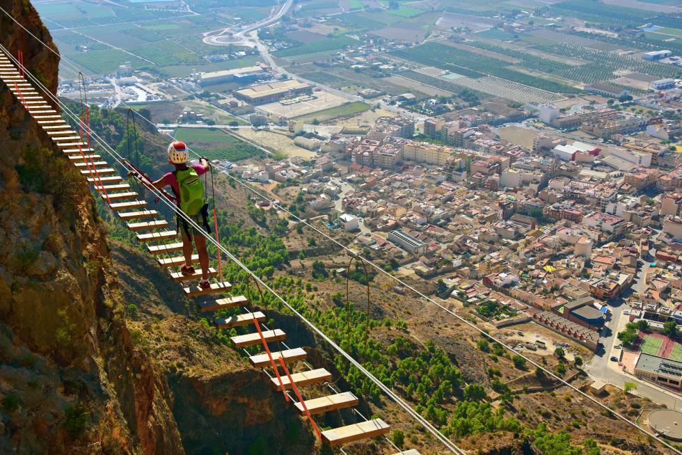 Un puente tibetano en la vía ferrata de Redován (Alicante).