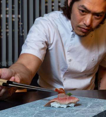El cocinero Yong Wu prepara un ‘nigiri’.