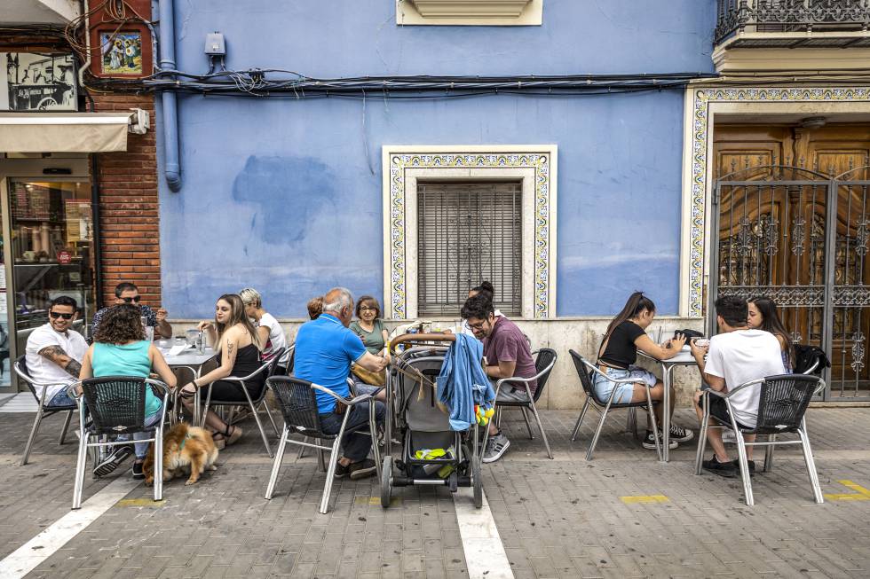 Clientes tomando una horchata en una terraza en la plaza Mayor del pueblo valenciano de Picanya.