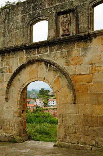 Ruinas del Hospital de la Concepción que acogía a los peregrinos que iban hacia Santiago de Compostela.