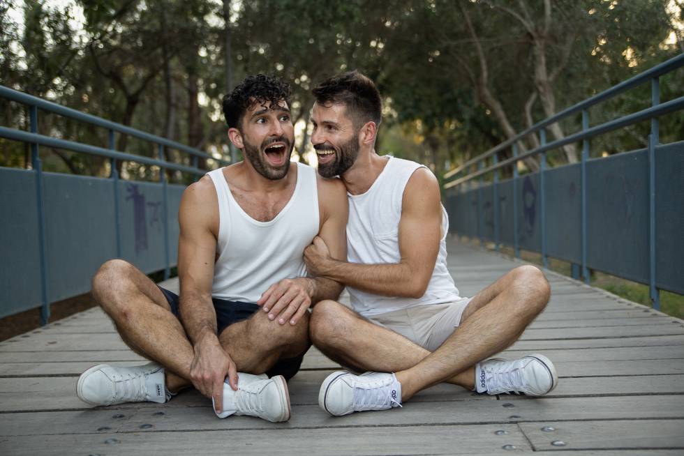 Stefan Arestis y, a la derecha, Sebastien Chaneac, autores de la web NomadicBoys, en Nicosia (Chipre).
