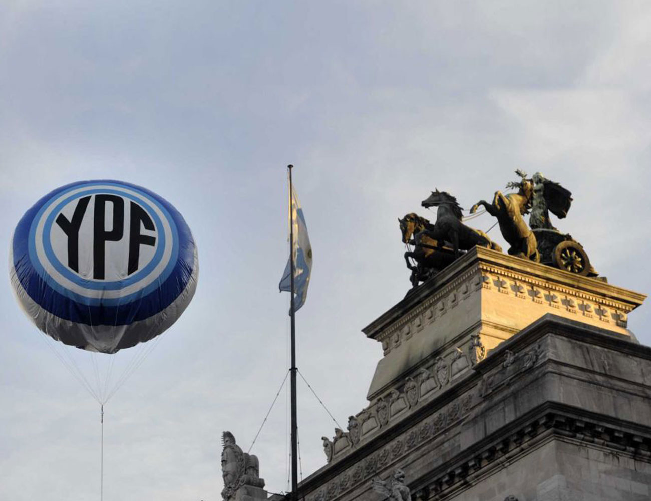 Argentina nacionaliza YPF