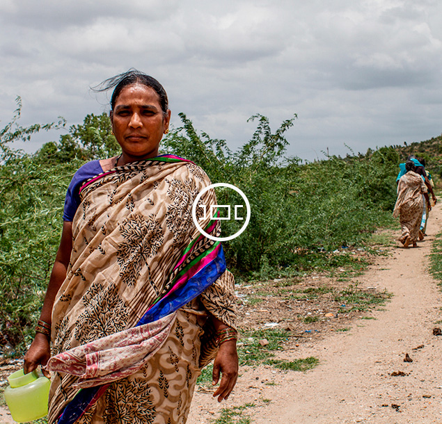 Mujer llevando cantaros de agua