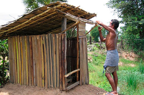 Un hombre construye una letrina en Camboya