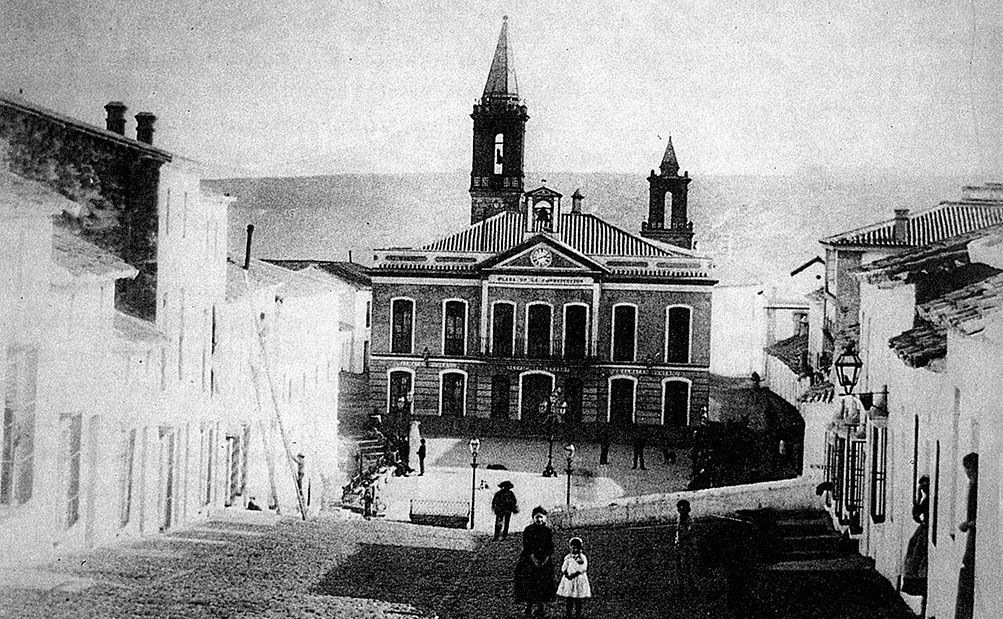 Imagen de la Plaza de la Constitución en el antiguo pueblo de Riotinto (Huelva)