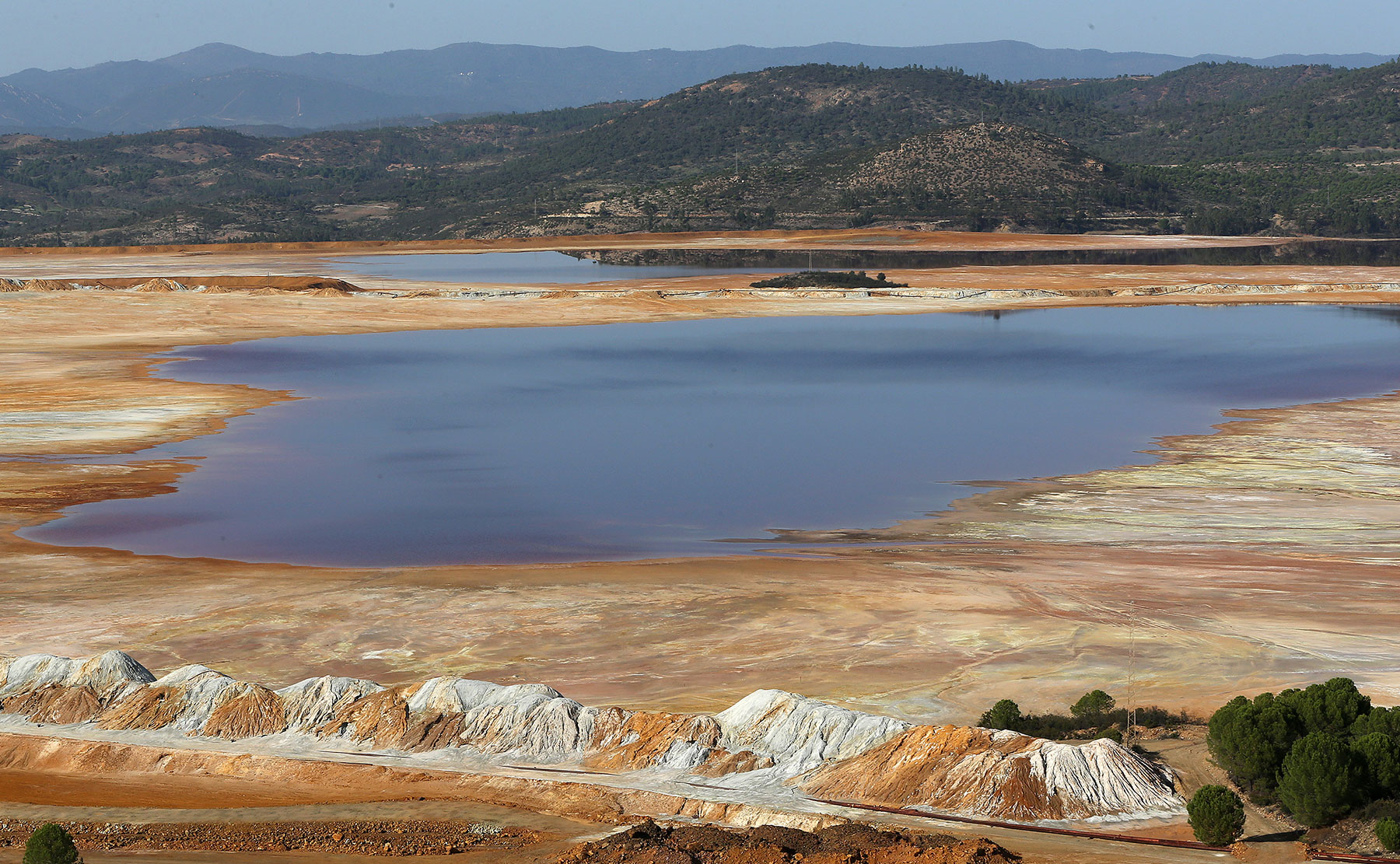 Balsa de lodos donde se seguirán almacenando los residuos de la mina.