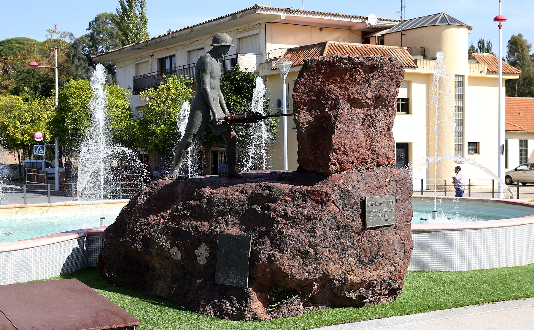 Estatua de homenaje a los mineros frente al Ayuntamiento de Minas de Riotinto.
