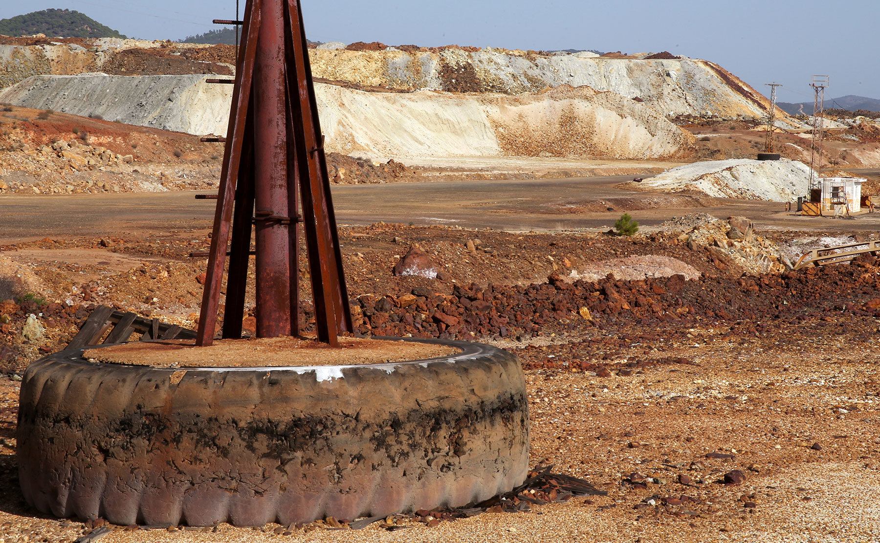 Instalaciones de Minas de Riotintinto. Caminos entre las cortas y la planta de proceso del mineral.
