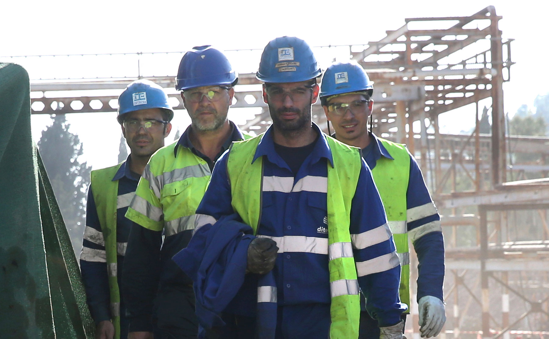 Trabajadores junto a la planta de proceso en la Mina de Riotinto.