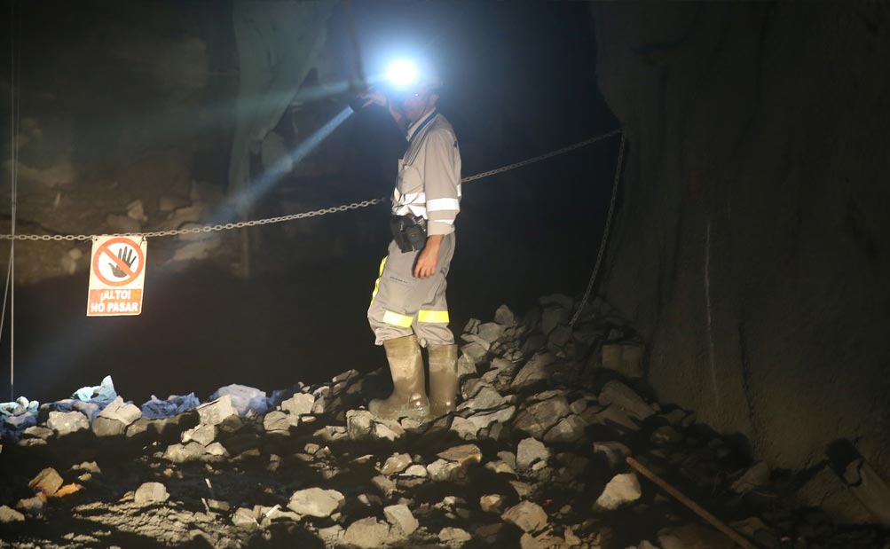 Martín muestra un coladero por donde cae el mineral hasta la cámara de transporte