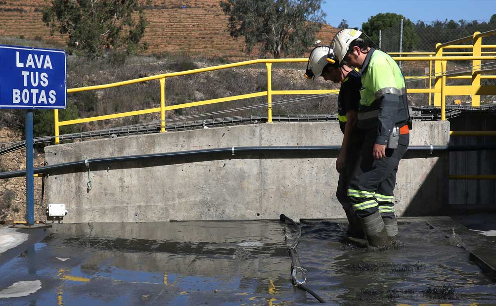 Los mineros se lavan las botas en un pilón al salir de la mina