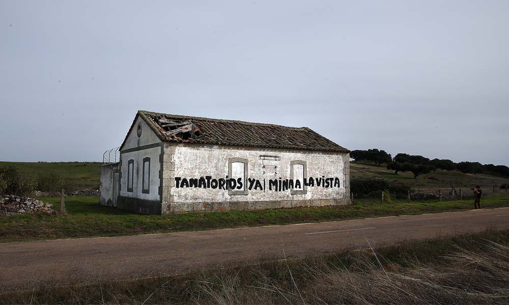 Pintadas de protesta con el proyecto de mina de uranio en los alrededores de Retortillo (Salamanca)