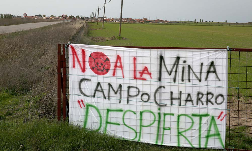 Pintadas de protesta con el proyecto de mina de uranio en los alrededores de Retortillo (Salamanca)