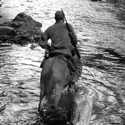 Fidel Castro cruza el río Yara en Sierra Maestra. Se inicia la guerra de guerrillas. / Enrique Meneses