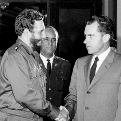 Fidel Castro y Richard Nixon se despiden tras mantener una reunión a puerta cerrada el 19 de abril de 1959. / AP