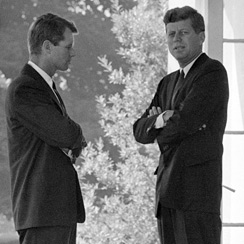 El presidente de EE UU John F. Kennedy y su hermano Robert, fiscal general, conversan en la Casa Blanca en otoño de 1962. (AP)