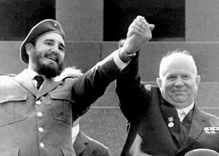 Fidel Castro y Nikita Khruschev sonríen cogidos de la mano en Moscú el 1 de mayo de 1963. / AP/TASS